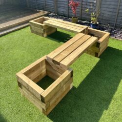 Corner raised bed seating